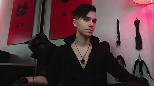 Joseph  Quinn online show from February 2025 11:05:02 AM