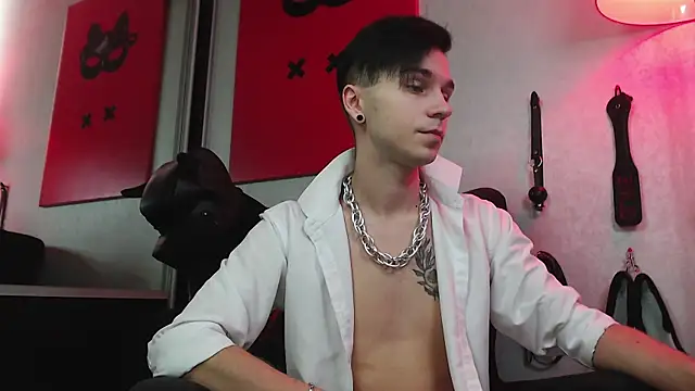 Joseph  Quinn online show from February 2025 08:43:01 AM