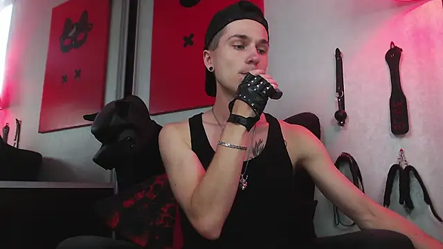 Joseph  Quinn online show from February 2025 12:14:02 PM