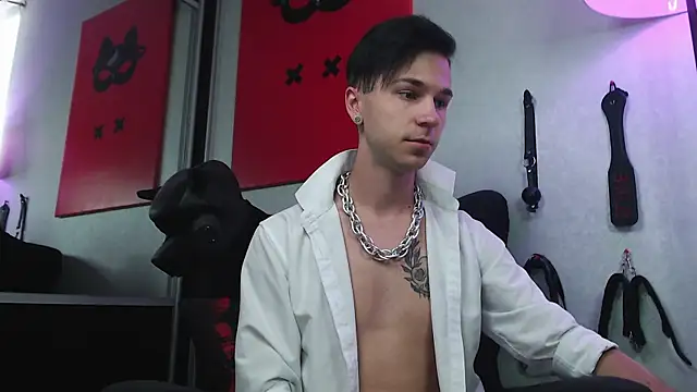 Joseph  Quinn online show from February 2025 08:09:01 AM