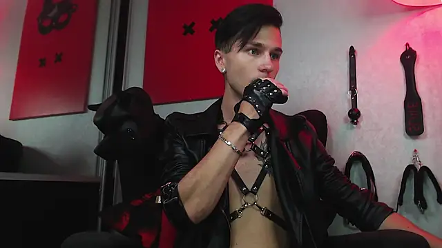 Joseph  Quinn online show from February 2025 12:15:02 PM