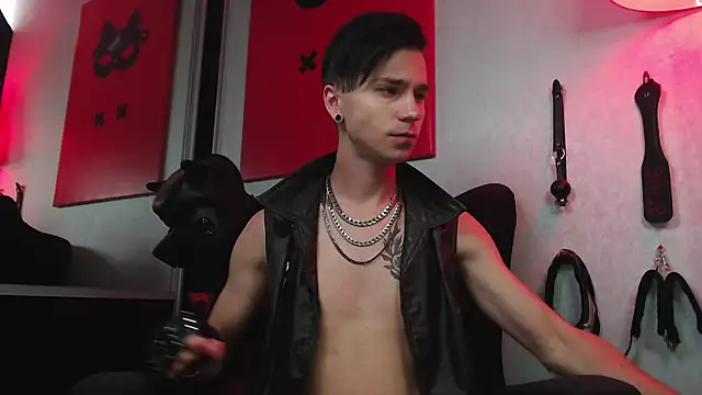 Joseph  Quinn online show from February 2025 07:56:02 AM