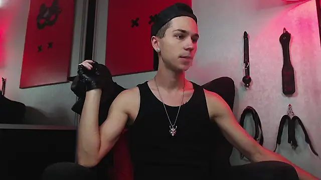 Joseph  Quinn online show from February 2025 08:07:01 AM