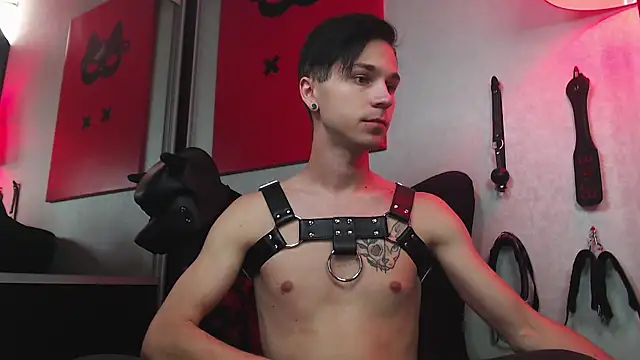 Joseph  Quinn online show from February 2025 08:17:01 AM