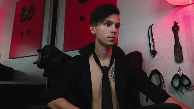 Joseph  Quinn online show from February 2025 11:10:01 AM