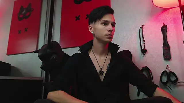 Joseph  Quinn online show from March 2025 11:18:02 AM