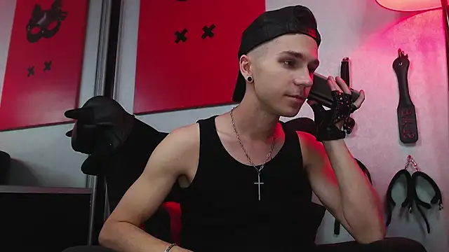 Joseph  Quinn online show from March 2025 09:50:01 AM