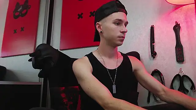 Joseph  Quinn online show from March 2025 10:41:02 AM