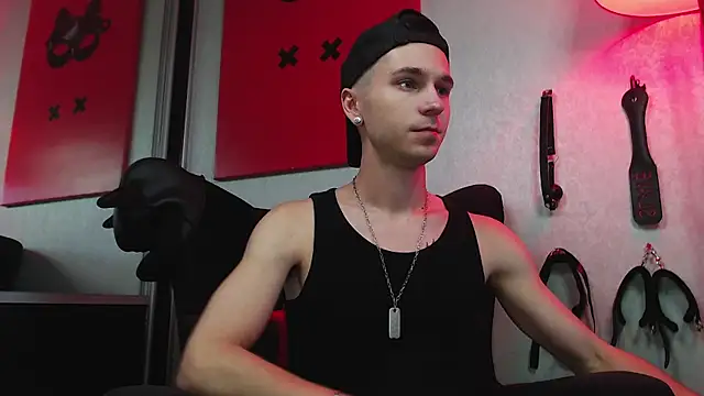 Joseph  Quinn online show from March 2025 01:48:01 PM