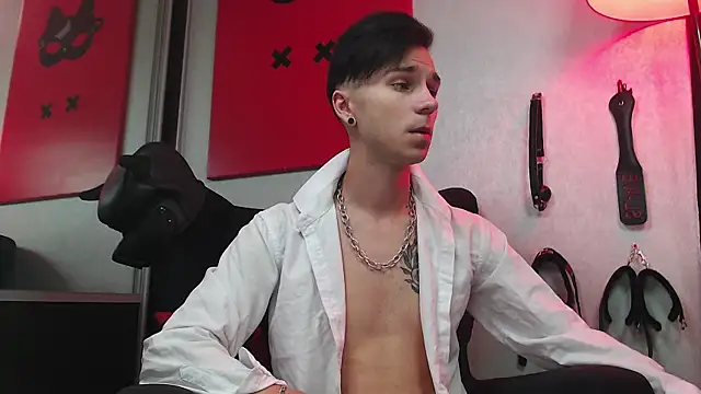 Joseph  Quinn online show from March 2025 08:20:02 AM