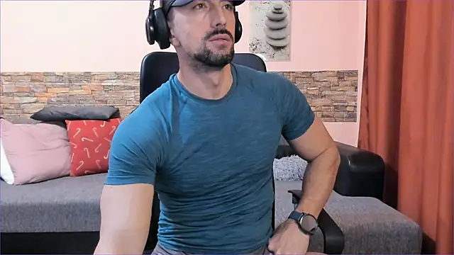 HotHunkTrainer online show from February 2025 05:30:02 PM