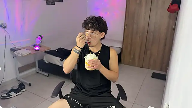 Kisan Smith online show from November 2025 01:49:01 AM