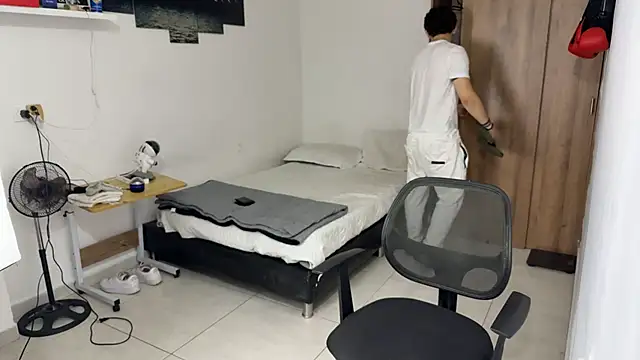 Kisan Smith online show from November 2025 01:37:01 AM