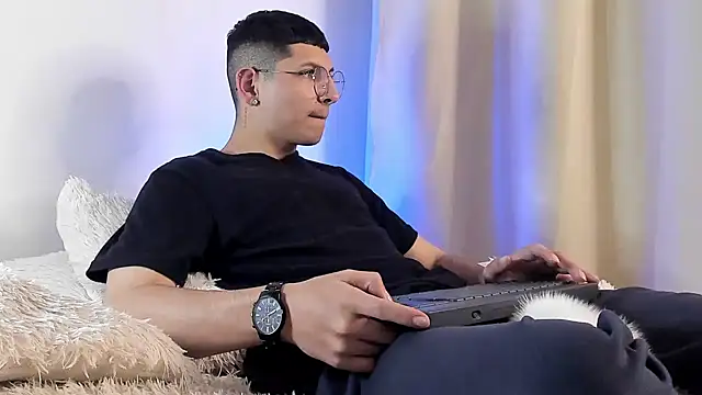 a lejandro 0 8 online show from January 2025 04:41:01 AM