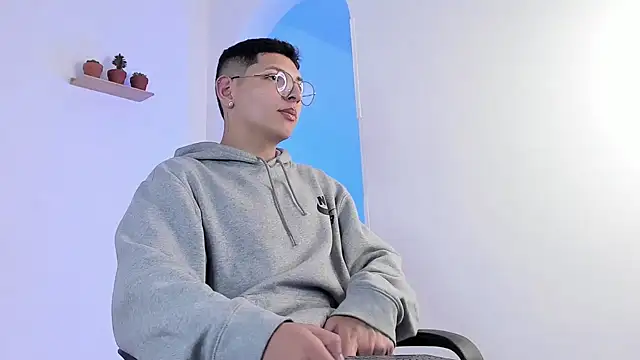 a lejandro 0 8 online show from February 2025 02:59:01 AM