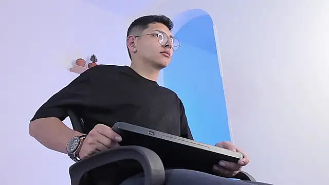 a lejandro 0 8 online show from February 2025 05:13:01 AM