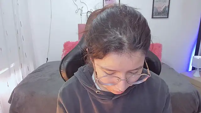 Amy joones online show from November 2025 01:10:02 PM