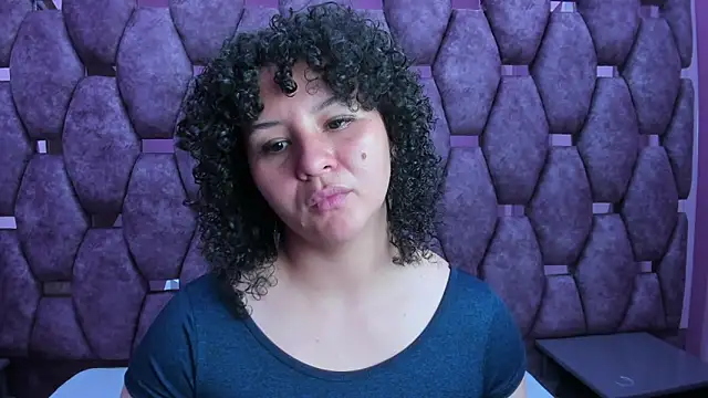 Snapshot of AlaSmith chatting on November 2025 01:29:02 AM AlaSmith online show from November 2025 01:29:02 AM