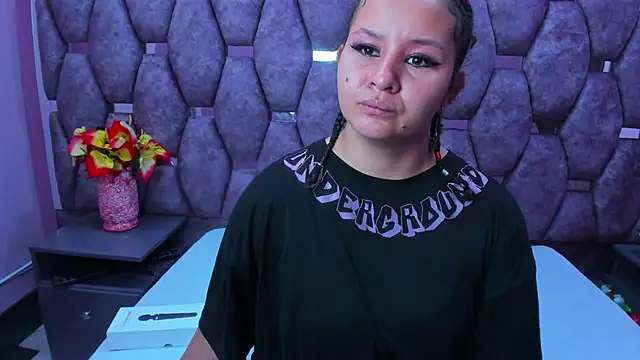 Snapshot of AlaSmith chatting on November 2025 02:33:02 AM AlaSmith online show from November 2025 02:33:02 AM