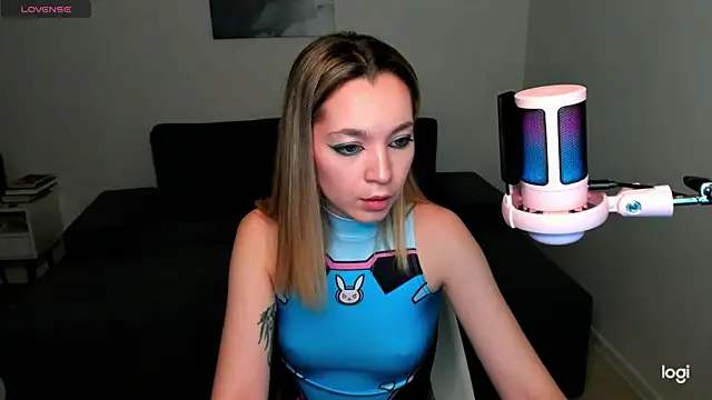 Snapshot of MiaThaine chatting on December 2024 01:49:02 PM MiaThaine online show from December 2024 01:49:02 PM