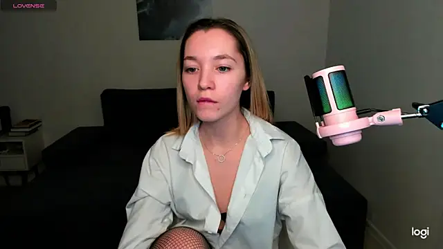 Snapshot of MiaThaine chatting on December 2024 05:03:01 PM MiaThaine online show from December 2024 05:03:01 PM