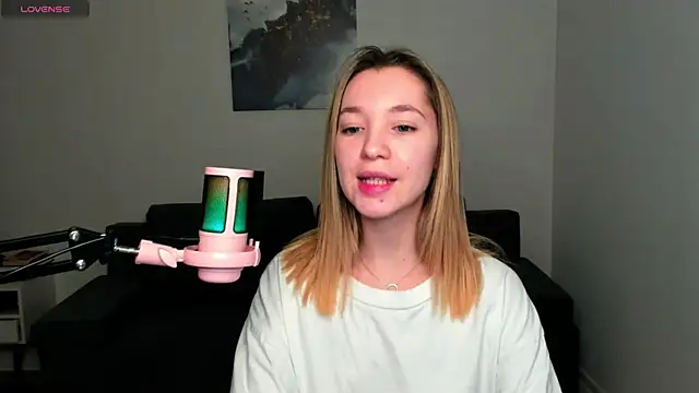 Snapshot of MiaThaine chatting on December 2024 01:23:01 AM MiaThaine online show from December 2024 01:23:01 AM