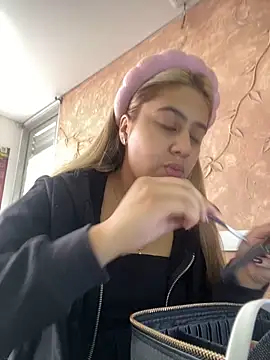 Miabonnett  online show from October 2025 12:05:02 PM