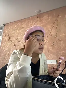 Miabonnett  online show from December 2025 12:14:02 PM