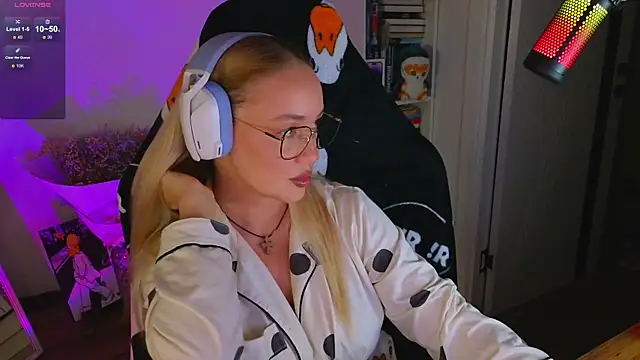 Emili1- online show from September 2025 06:19:02 PM