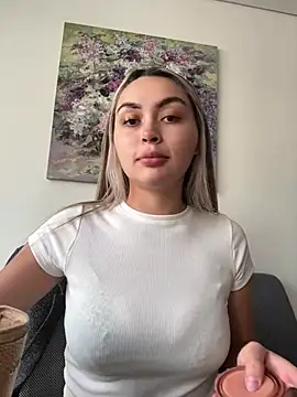 Snapshot of emma_oxford chatting on April 2026 08:33:02 PM emma oxford online show from April 2026 08:33:02 PM