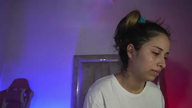 Snapshot of little-Emma chatting on July 2026 11:26:01 PM little-Emma online show from July 2026 11:26:01 PM