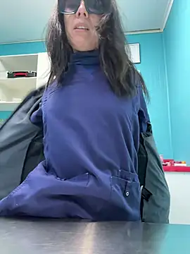 Reinacatchile online show from April 2026 09:06:01 PM