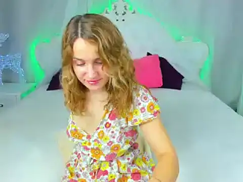 Snapshot of Milka_Blond chatting on January 2025 04:34:02 AM Milka Blond online show from January 2025 04:34:02 AM