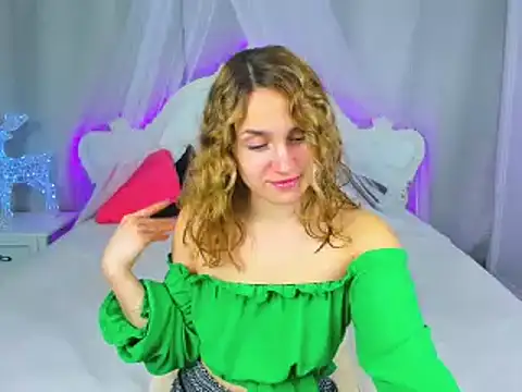 Snapshot of Milka_Blond chatting on January 2025 12:43:02 AM Milka Blond online show from January 2025 12:43:02 AM