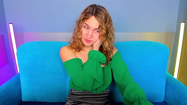 Snapshot of Milka_Blond chatting on February 2025 01:27:02 AM Milka Blond online show from February 2025 01:27:02 AM