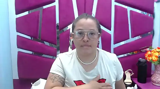 Snapshot of SaraThomso chatting on February 2025 02:55:01 AM SaraThomso online show from February 2025 02:55:01 AM