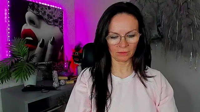 HelenLuxx online show from April 2026 04:12:01 PM