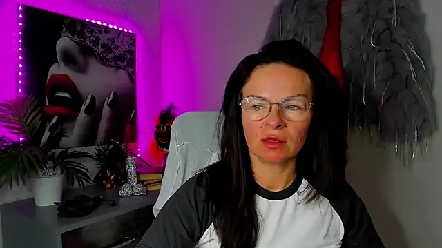 Snapshot of HelenLuxx chatting on May 2026 03:17:02 PM HelenLuxx online show from May 2026 03:17:02 PM
