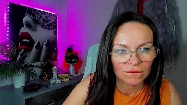 Snapshot of HelenLuxx chatting on May 2026 02:45:01 PM HelenLuxx online show from May 2026 02:45:01 PM