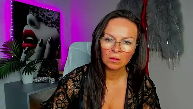 Snapshot of HelenLuxx chatting on May 2026 06:31:02 AM HelenLuxx online show from May 2026 06:31:02 AM