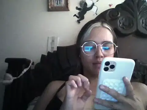 trianabell online show from February 2025 04:03:01 PM