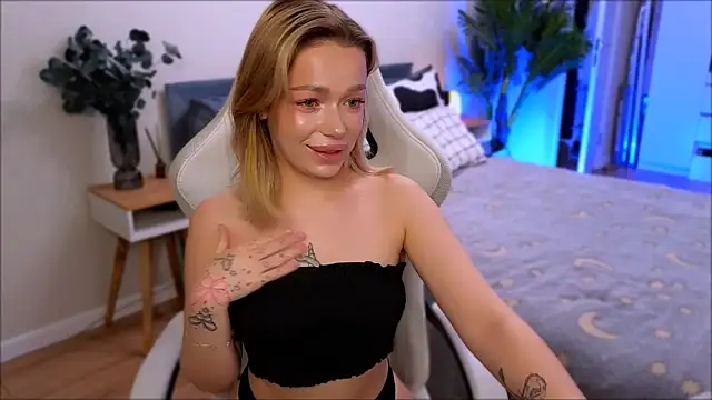 Snapshot of Lily_Yin chatting on December 2025 07:23:01 AM Lily Yin online show from December 2025 07:23:01 AM