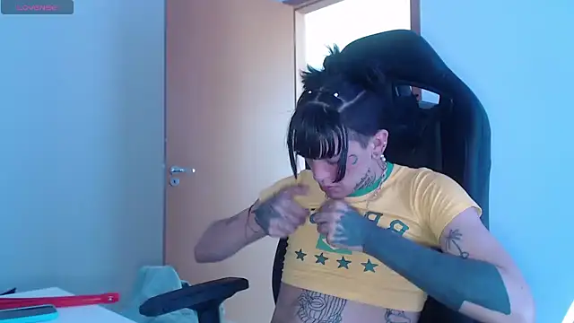 Snapshot of charlotbelucci_ chatting on October 2025 01:40:02 PM charlotbelucci online show from October 2025 01:40:02 PM