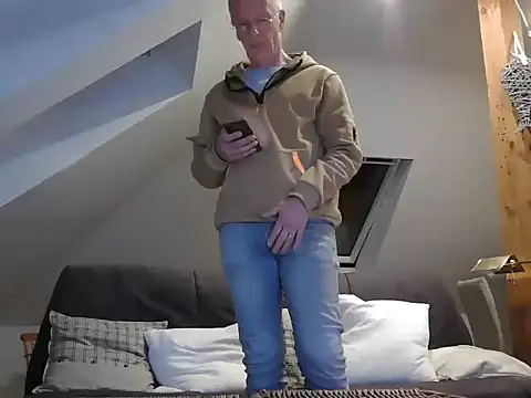 Snapshot of maxmueller321 chatting on March 2026 06:14:01 PM maxmueller321 online show from March 2026 06:14:01 PM