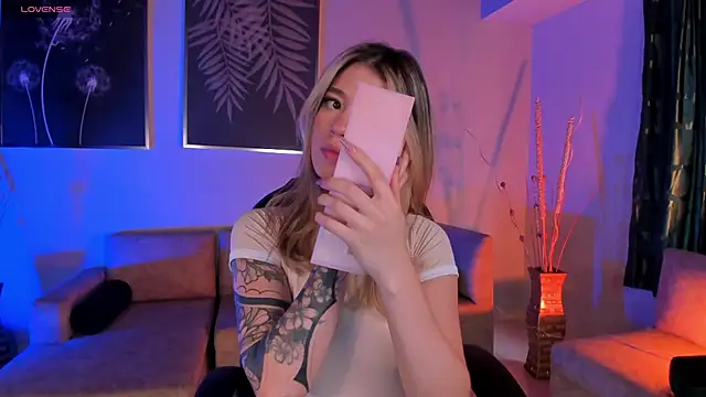 ViolettHansson online show from December 2025 06:47:02 PM