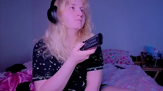 Snapshot of Glitch_Witch chatting on June 2026 10:30:01 AM Glitch Witch online show from June 2026 10:30:01 AM