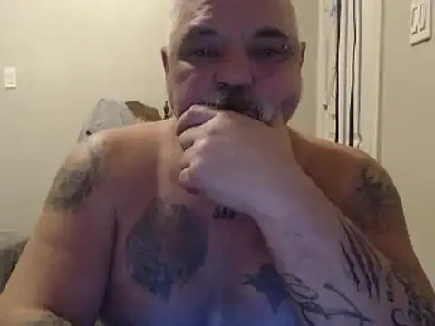 Newfiesausage1972 online show from February 2025 01:27:02 PM