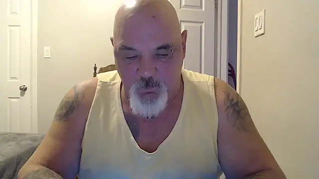 Newfiesausage1972 online show from February 2025 02:37:01 PM