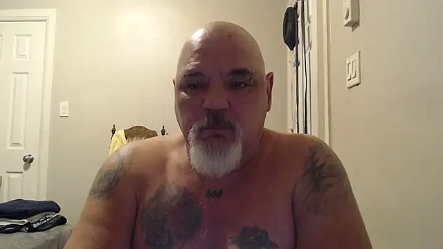 Newfiesausage1972 online show from February 2025 10:04:01 AM