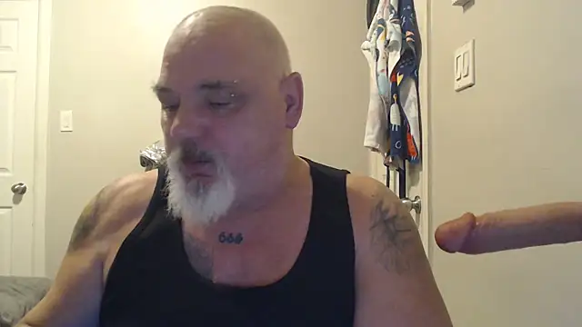 Newfiesausage1972 online show from February 2025 01:55:02 PM